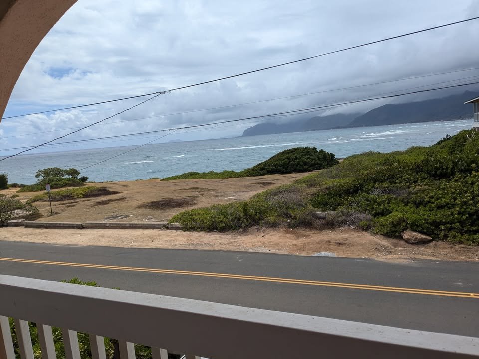 Front lanai view — Ko'olau mountains and ocean